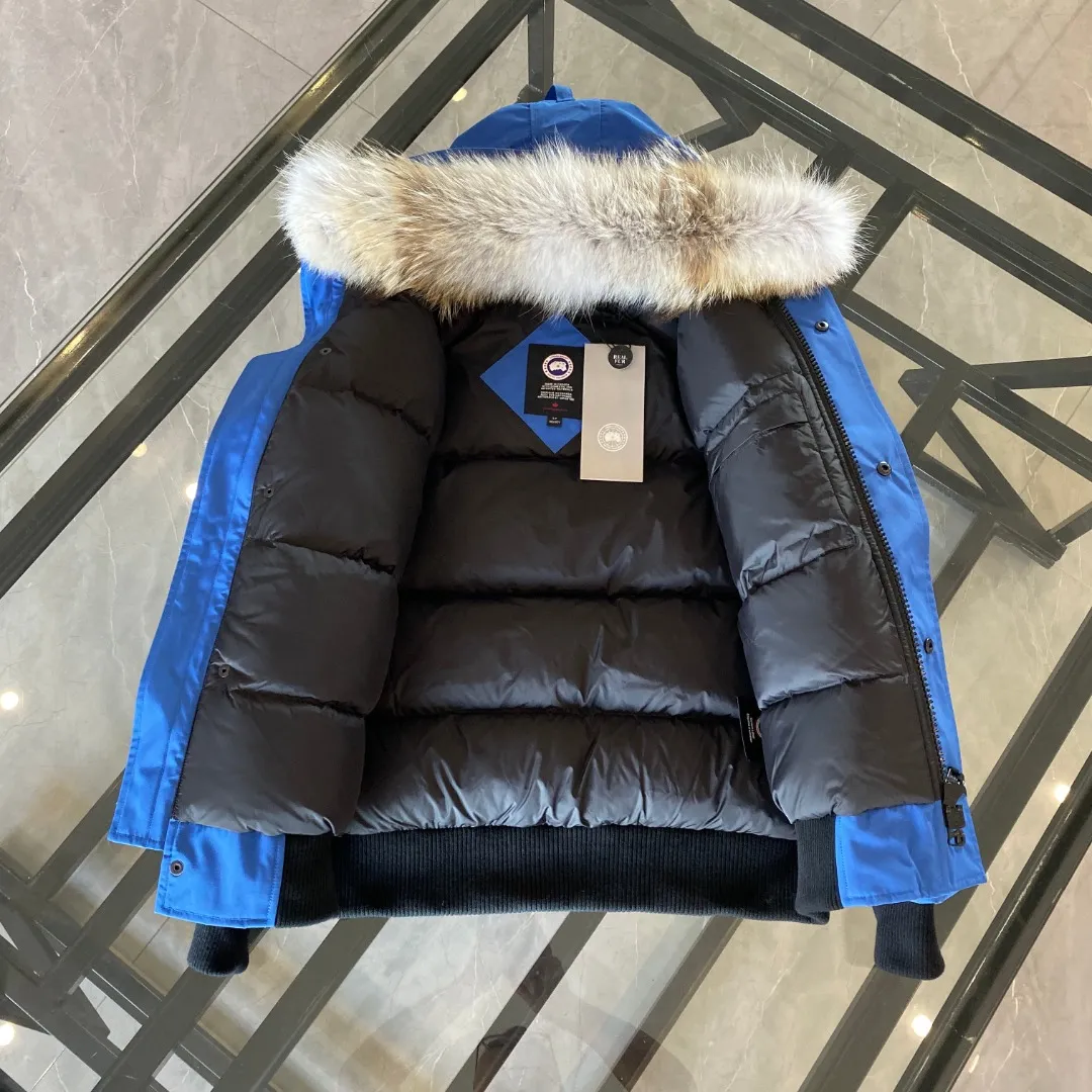 P760 Canada goose/Canada Goose 01 Couple Expedition Parka Down Jacket, authentic original version, you need to compare with the original to check it out at any time, all accessories are customized from the original factory 💯The softness and hardness of the fabric is compared with the original, and it can be restored by kneading at will (fabric misunderstanding: Fabrics with high hardness are not waterproof. Only when you buy the latest authentic version this year will you notice the softness and comfort of the fabric) 💯The down is synchronized with the authentic white duck down, fluffy and not lumpy. Electronically controlled velvet filling machine 💯Customized zippers with authentic YKK military-grade copper core zipper pullers, high hardness and no jamming 💯The fur collar is purchased from Western Canada coyote skin original customization 💯All workmanship and wiring are controlled by workers with more than ten years of experience. They must be horizontal and vertical, and are not allowed to twist. The inner wiring density is more sophisticated. Feel free to compare 💯Big goose label Collar label Washed label Hangtag Zipper cord Pocket label Back label, collar velvet, Velcro fasteners, cuffs, all details are updated simultaneously with genuine products. The best version, the most complete color matching, all kinds of battle products. Color: off-white, black, charcoal gray, navy blue, red, blue. Size: XS-XXL